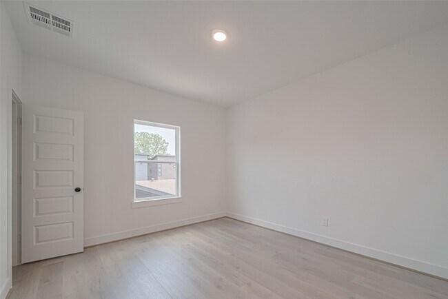 Building Photo - 1348 W 24th St