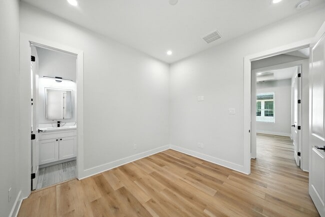 Building Photo - 2304 Hoskins Dr