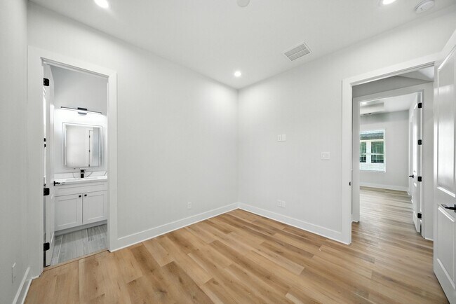 Building Photo - 2306 Hoskins Dr