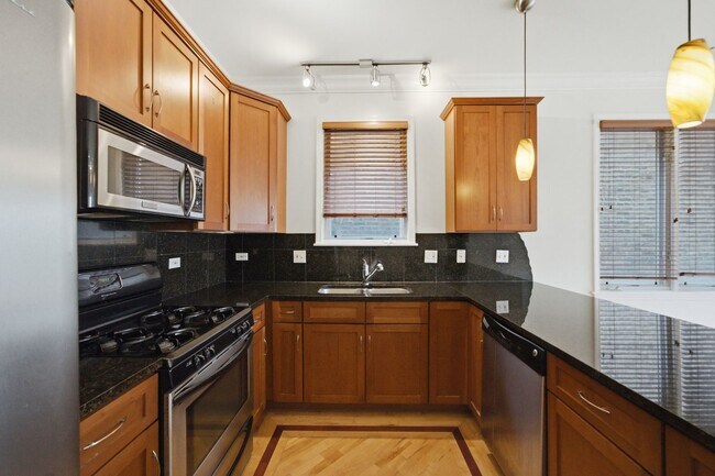 Building Photo - Beautiful and Spacious 2 bedroom, 2 Bathroom Located