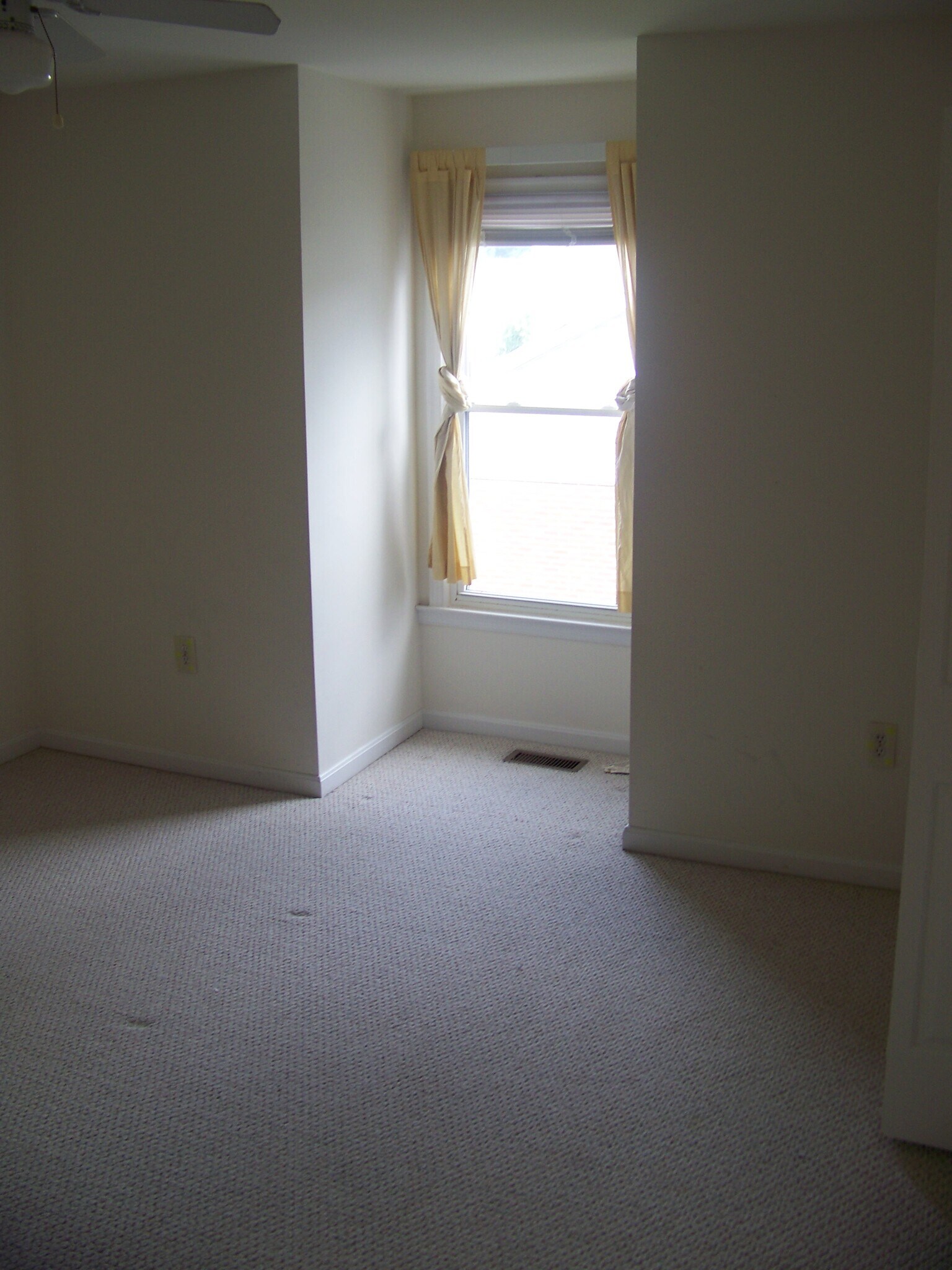 Building Photo - 14208 Greenview Dr