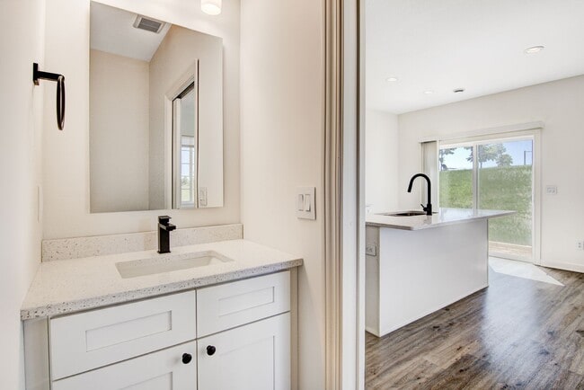 Building Photo - 3 Bedroom Town Home