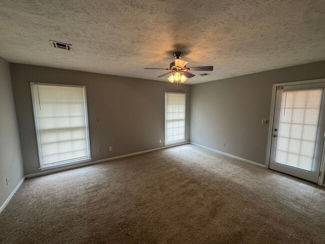 Building Photo - Large FOUR bedroom in Brentwood