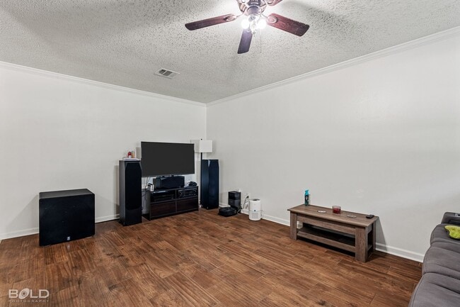 Building Photo - Check out this 3 bed 1 in Haughton