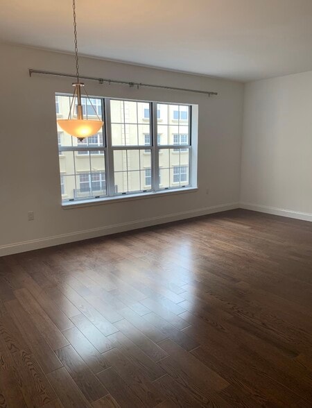 Building Photo - 10 Byron Pl