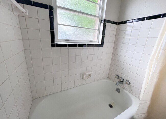 Building Photo - 1 Bed Near OU Medical/ The Capitol!