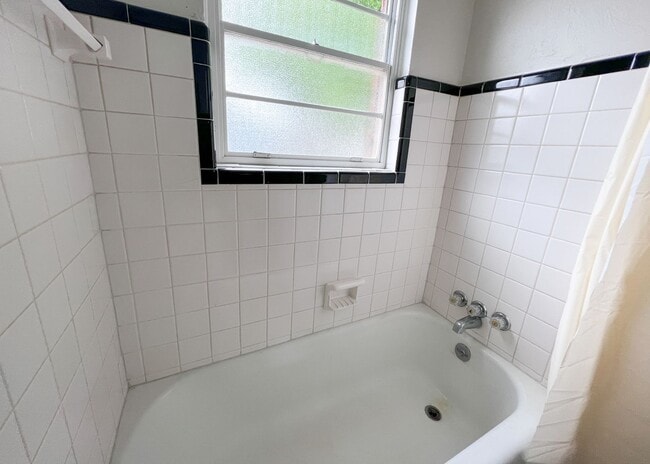Building Photo - 221 NE 26th, Apt B