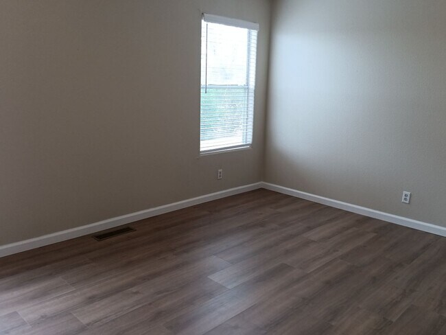 Building Photo - Stunning 4-bedroom, 2.5-bathroom home in R...