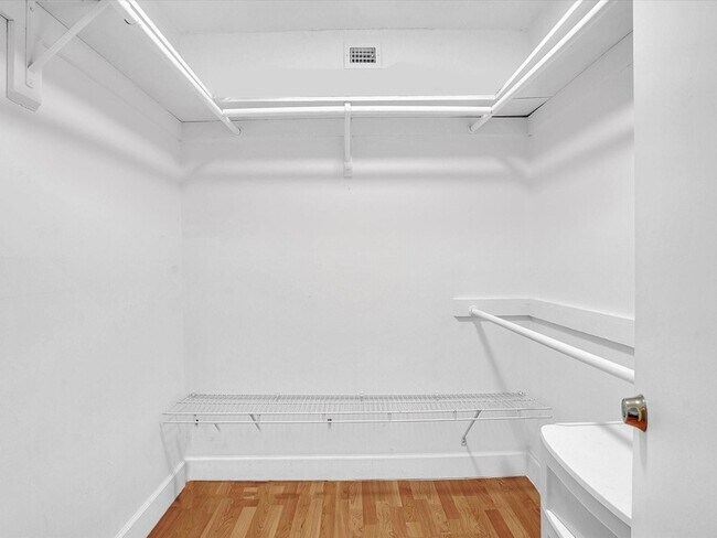 Building Photo - 401 Golden Isles Dr