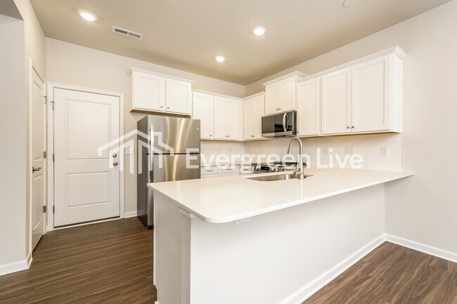 Building Photo - 5567 Hydrangea St