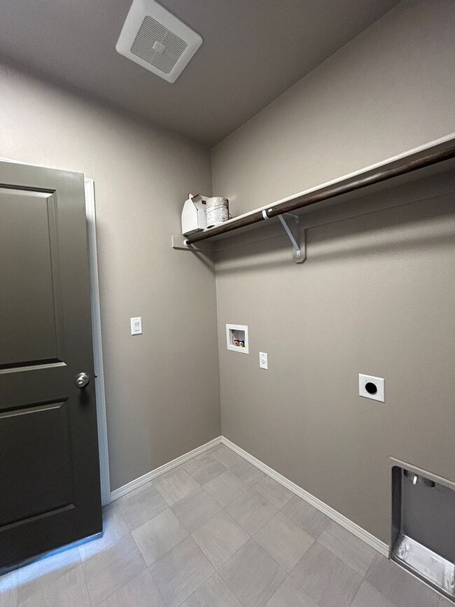 Building Photo - Newer 3 Bedroom / 2 Bathroom Home In NW Re...