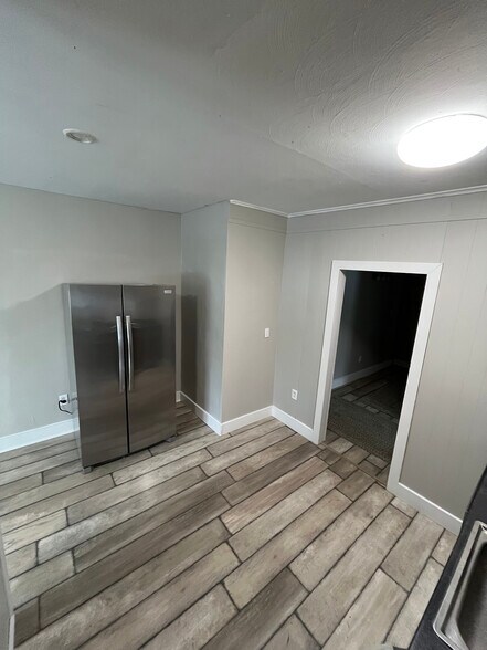 Building Photo - 106 N Main St