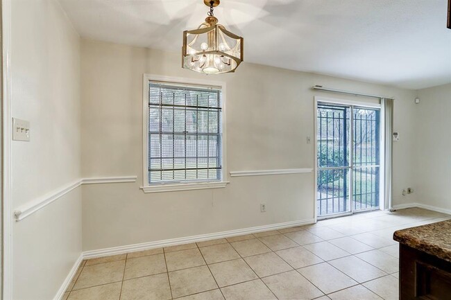 Breakfast Nook - 6223 Hesta Ln