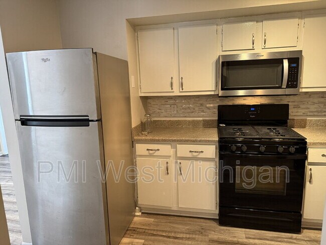 Building Photo - 5852 Shaw St