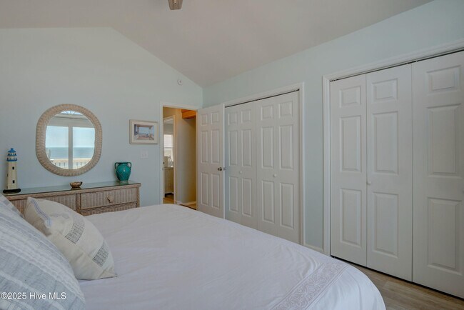 Building Photo - 3946 Island Dr