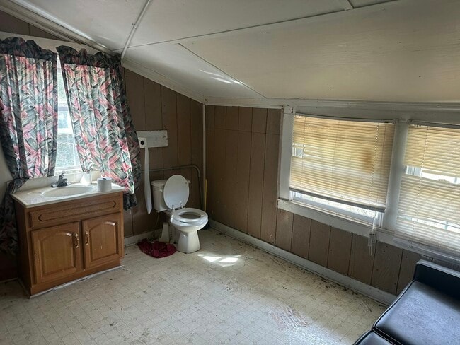 Building Photo - 82 E Hampton St