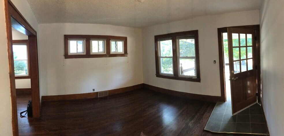 Building Photo - 819 Wyandotte Ave