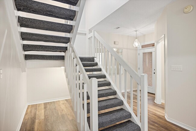 Building Photo - 1641 Parkside Cir
