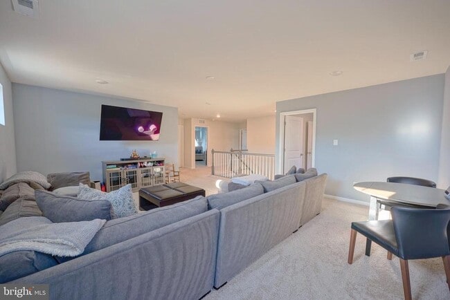 Building Photo - 65 Westmont Dr