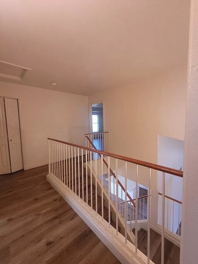 Building Photo - Beautiful 4-bedroon 2.5 bath home