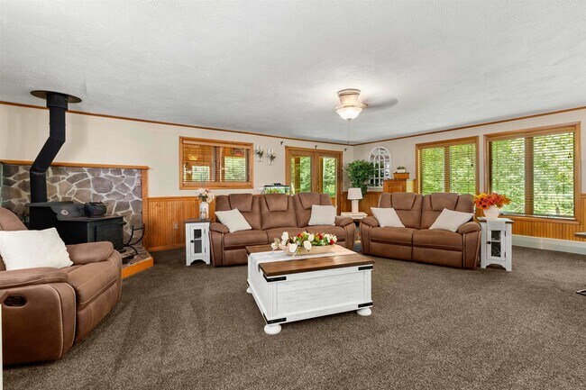 Building Photo - 241 Clough Pond Rd