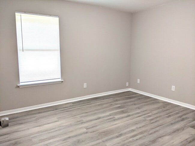 Building Photo - August 2026 Move In! Remodeled 3 Bed, 2 Ba...