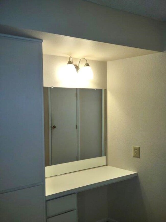 Building Photo - GREAT TOWNHOME IN YUCCA COURT-SUN CITY!!