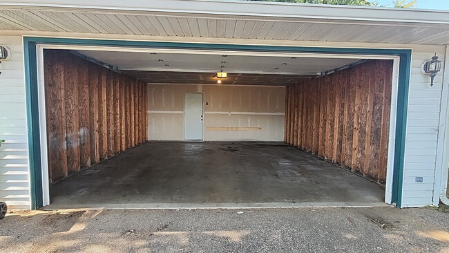 Building Photo - 2 Bedroom, 1 Bathroom with 2 Car Attached Garage - Available April 1st