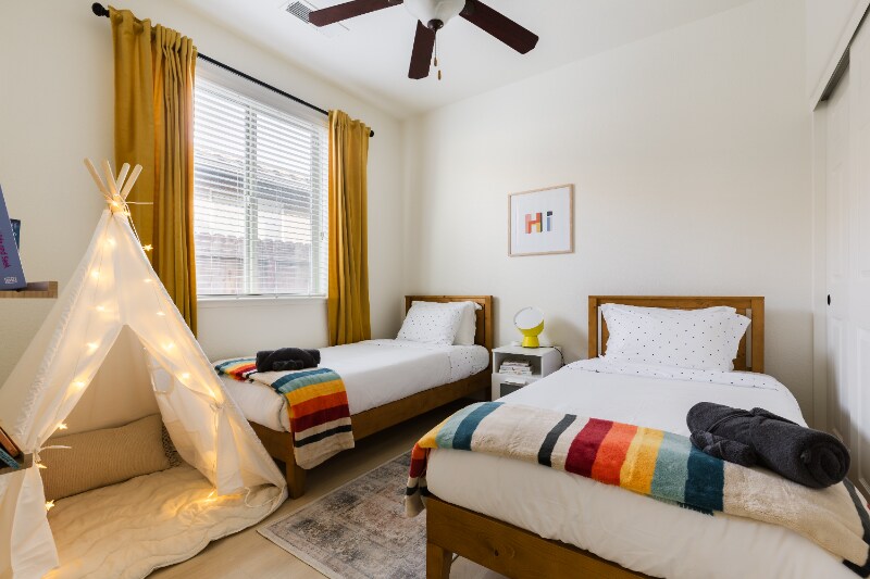 Building Photo - 1715 East Autumn Sage Avenue