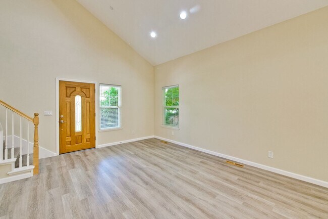 Building Photo - Awesome Home Located in a Quiet Tree Line Neighborhood