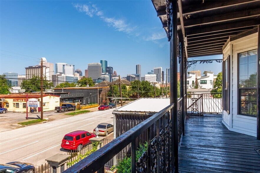 FRONT BALCONY - 2505 Austin St