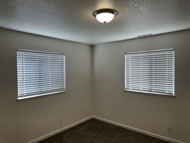 Building Photo - Riverbank 3 Bedroom 2 Bath Fourplex with Garage