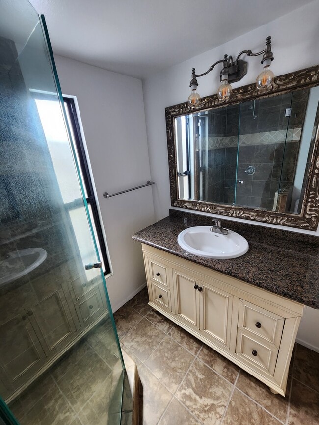 Building Photo - 702 N Paulina Ave