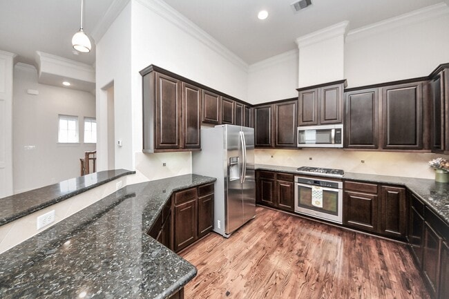 Building Photo - 8926 Lakeshore Bend Dr