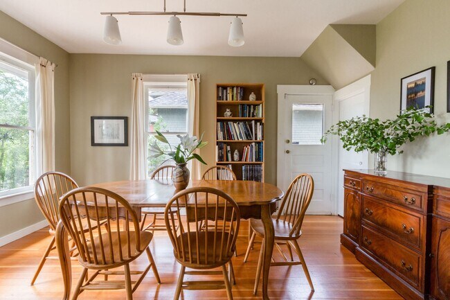 Building Photo - Madrona Home