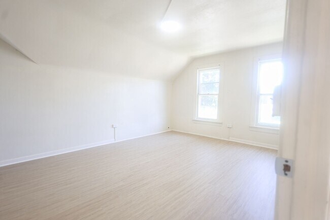 Building Photo - 3 bedroom 2 bathroom single family home | section 8 and EDEN welcomed