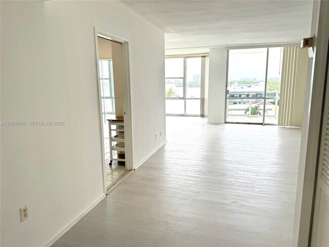 Building Photo - 900 Bay Dr