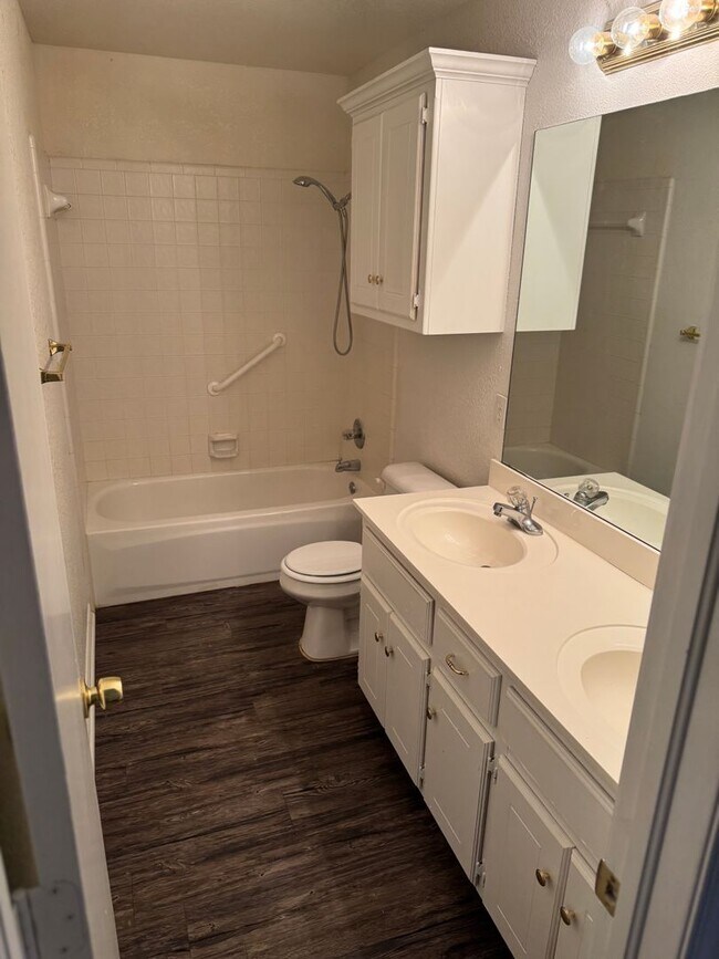 Building Photo - Very nice 3 bed + office, in Berkley Addition in west Norman!