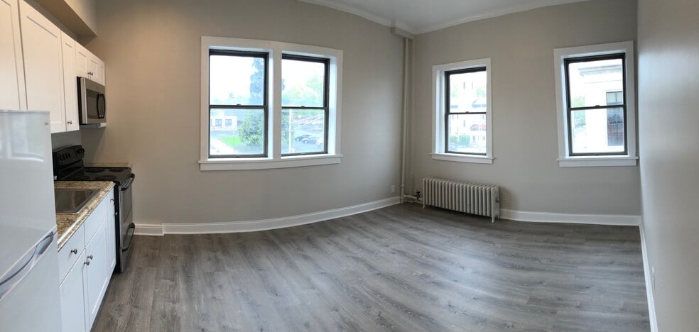 Building Photo - 4 Elm St