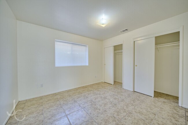 Building Photo - 1206