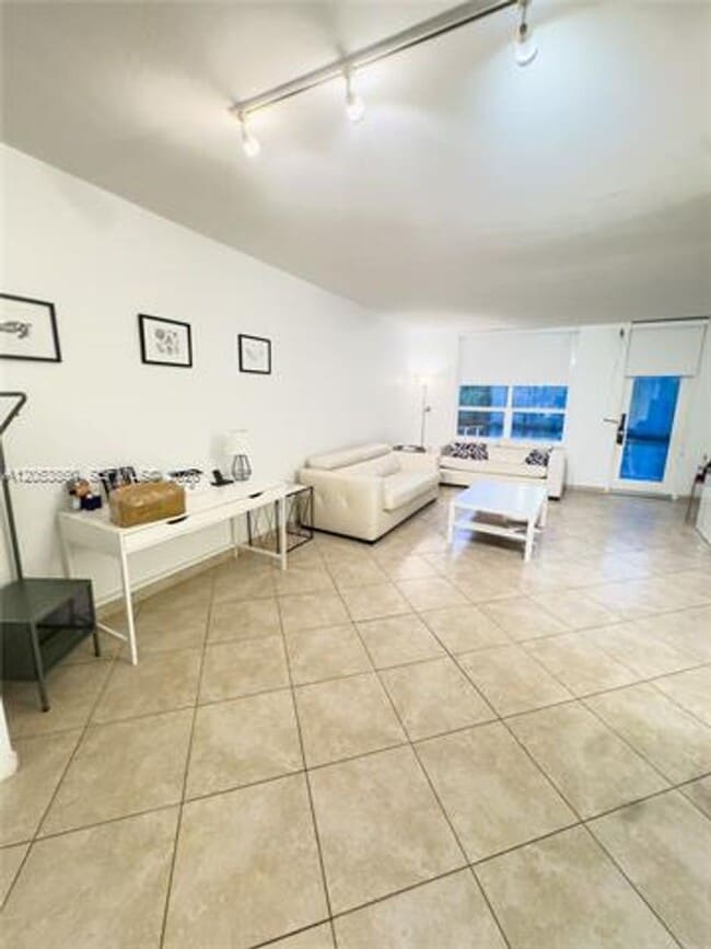 Building Photo - 10185 Collins Ave