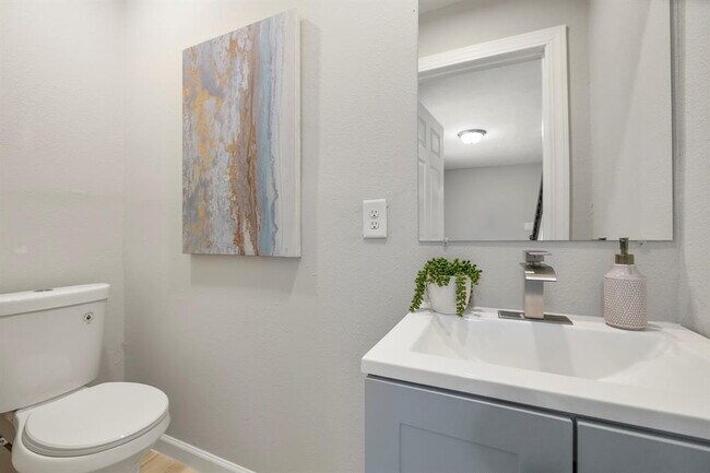 Building Photo - Remodeled 3-Bed Home with Office & Deck in...
