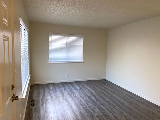 Building Photo - Reno Duplex - Garage, Dishwasher, Washer/Dryer, Central A/C