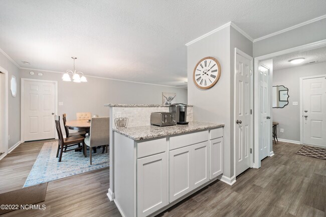 Building Photo - 805 Deblea Ct