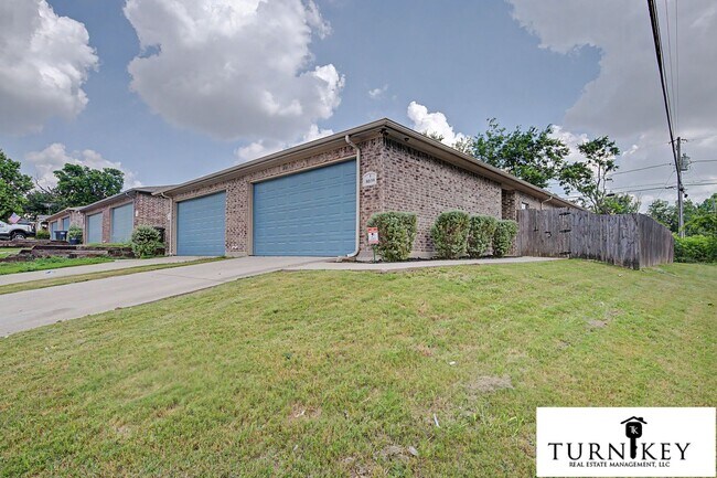 Building Photo - 8037-8039 Arbor