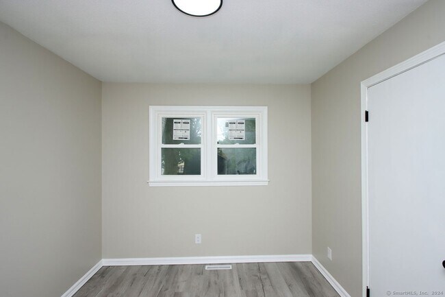 Building Photo - 2 Lakeview Ave