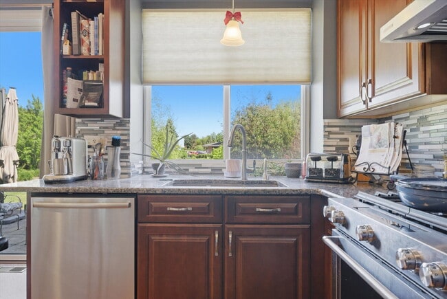 Building Photo - Stunning Mundelein Home on a Quiet Cul-de-Sac with Pond Views