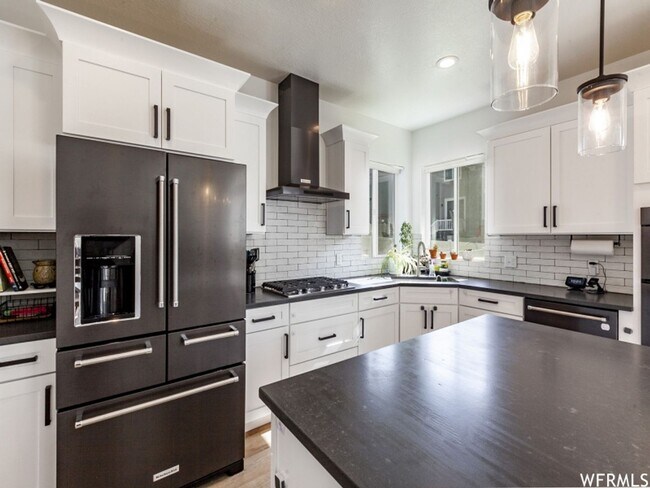 Building Photo - Spacious Open Floor Plan Available Soon!