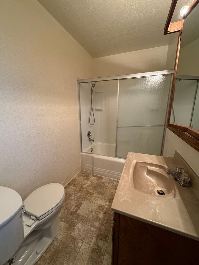 Building Photo - 4 bed/1.5 bath House with large backyard