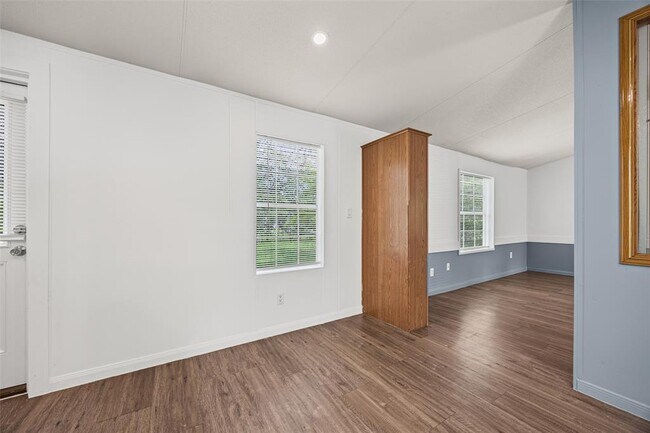 Building Photo - 184 Oak Forest Ct